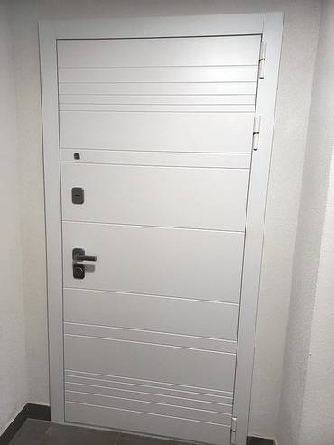 Белая входная дверь