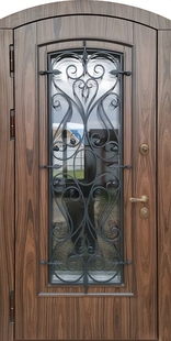 Морозостойкая арочная термодверь с большим стеклом, решеткой и панелями МДФ со шпоном